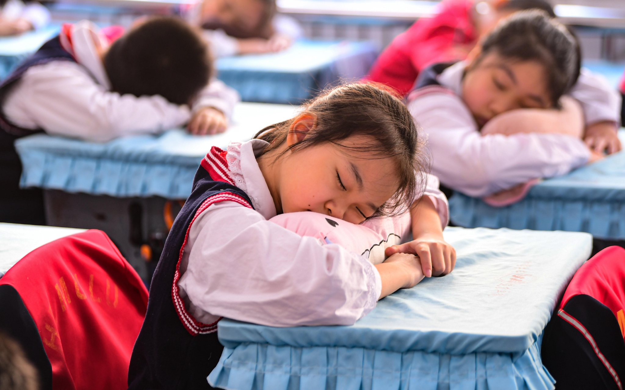 资料图:某学校学生正在午睡,这也是大多数非寄宿制中小学的现状.