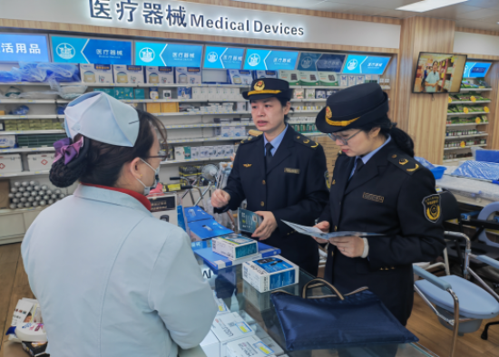 重庆市场监管部门执法人员现场检查药店 