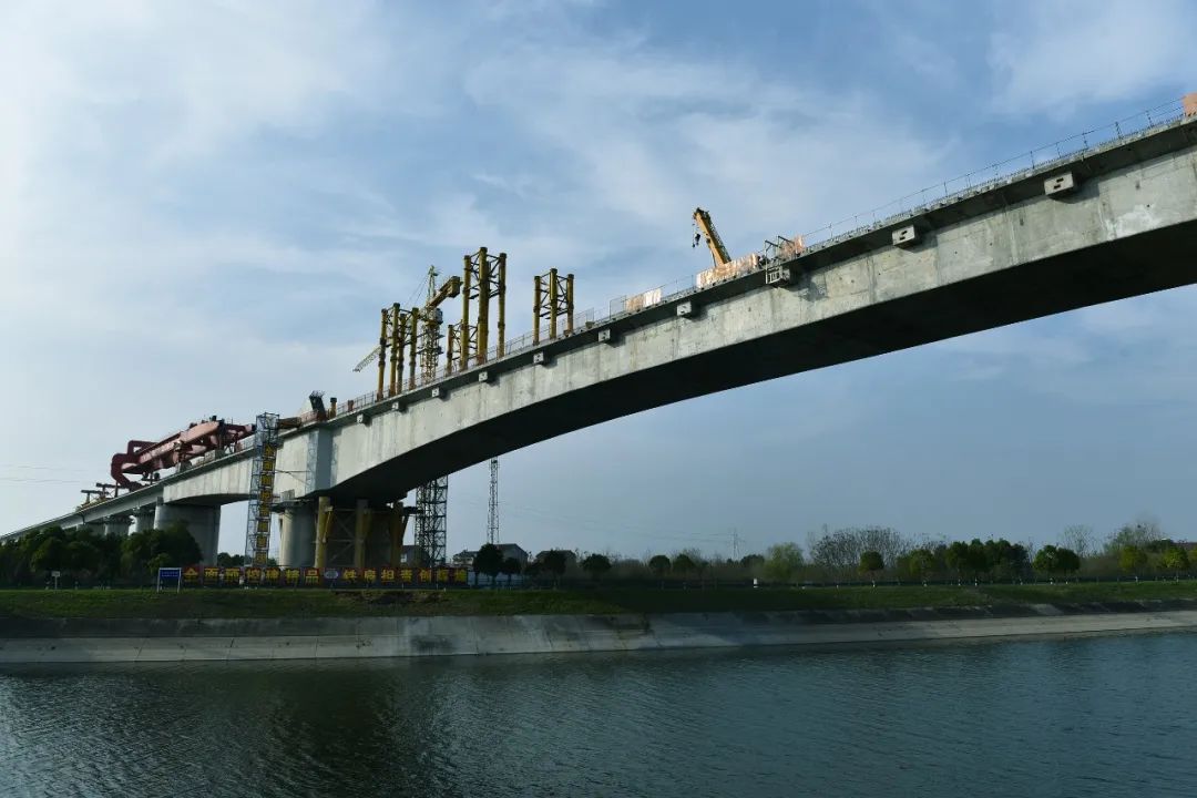 荆荆铁路跨江汉运河连续梁拱桥5月底成桥|航道_新浪财经_新浪网