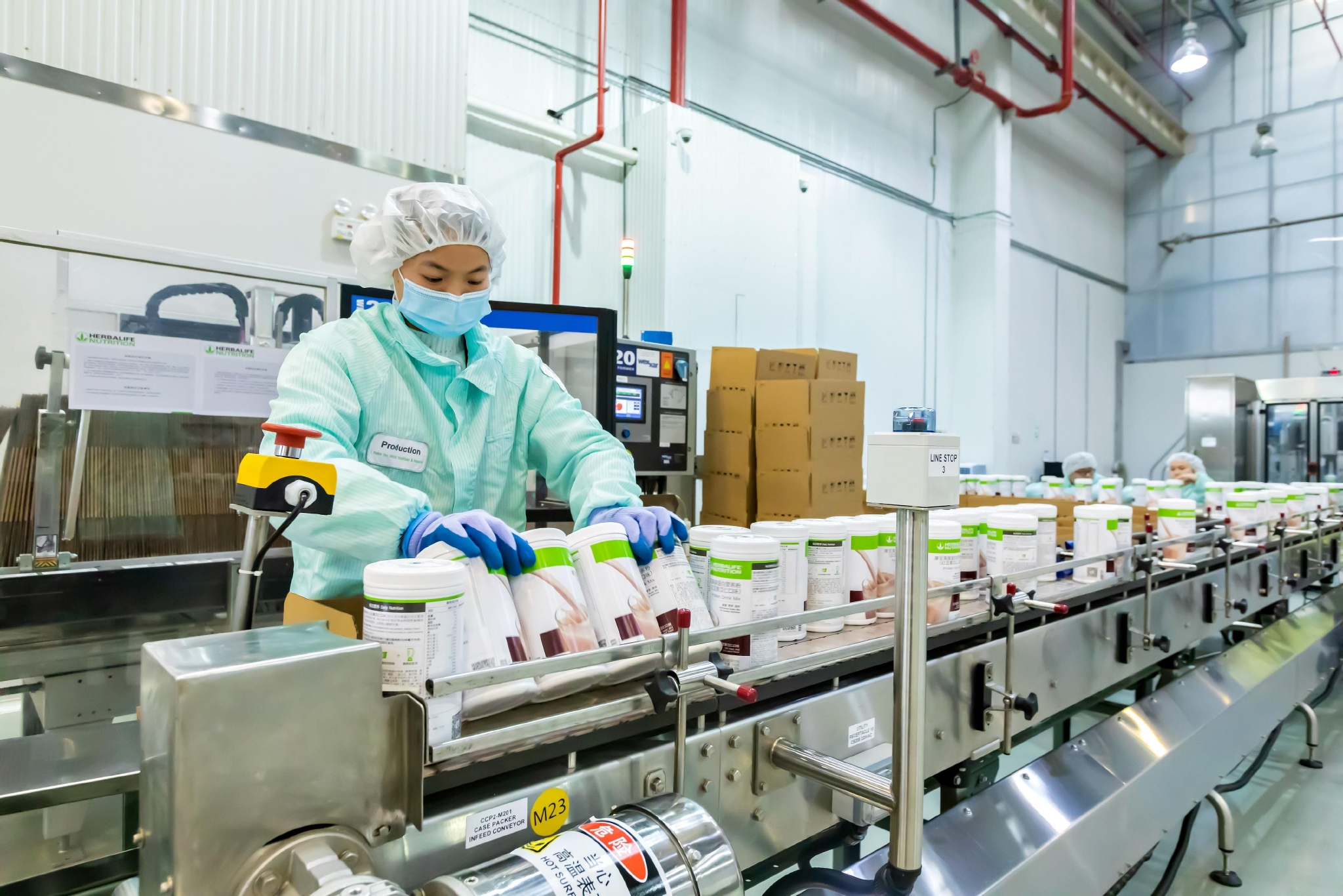 康寶萊南京工廠工作人員在奶昔產品生產線