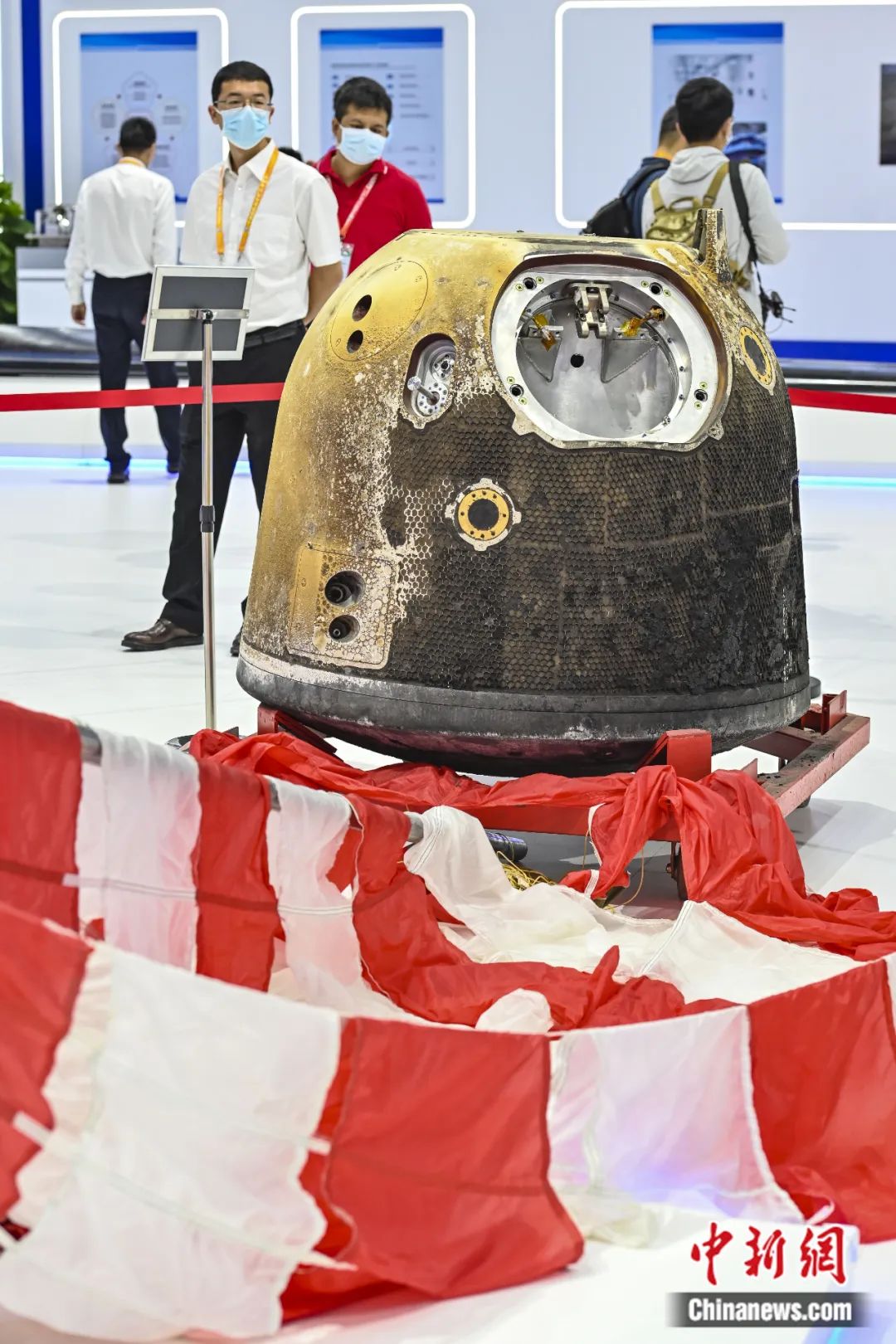 年9月,广东省珠海市,观众在第十三届中国航展上观看嫦娥五号返回舱
