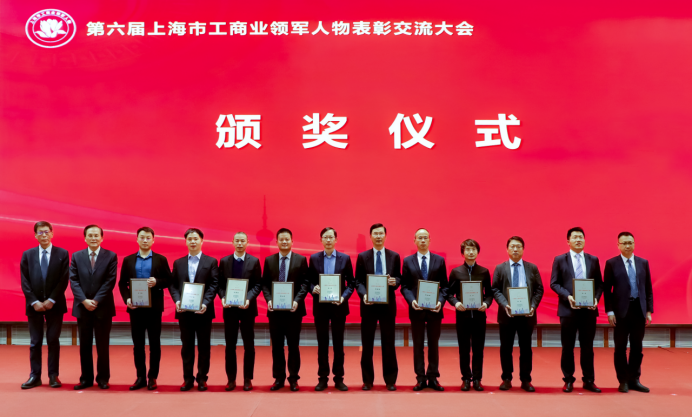 　　居中为思路迪诊断创始人兼董事长熊磊博士