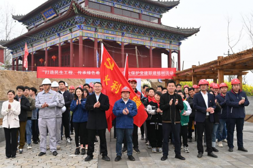 　　(党员和学生代表们集体合影留念)