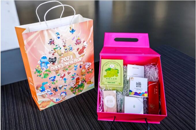 　　活动现场礼品包括丽人丽妆孵化品牌美壹堂、玉容初、爱贝萌等