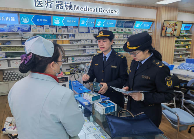 重庆市场监管部门执法人员现场检查药店