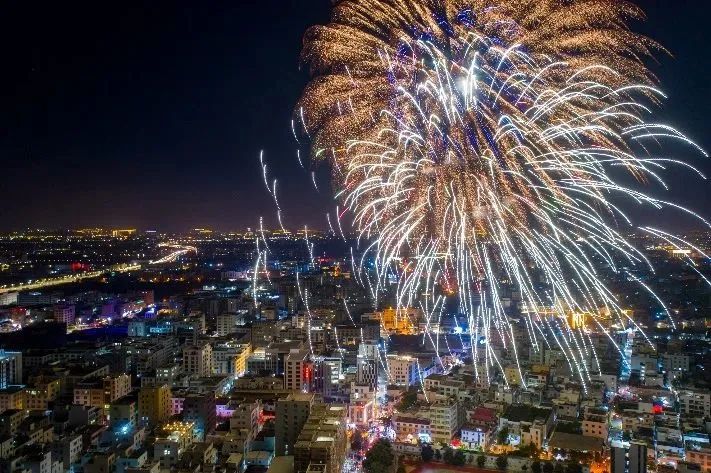 麦树钿 摄▲《火树银花》 许学锐 摄▲《幸福之城 金凤花开》 薛嘉楠