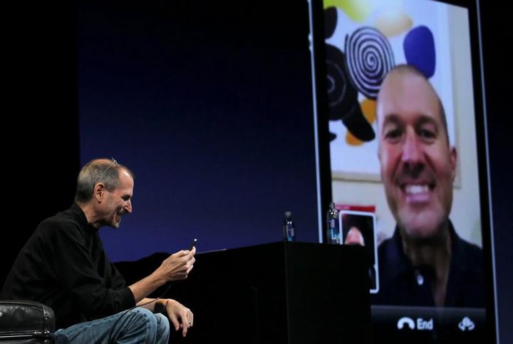 ▲ 2010 年，Jobs 与 Ive 演示 iPhone 上的 FaceTime 图片来自：Reuters