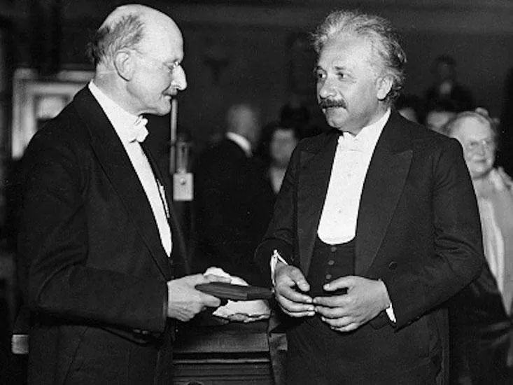普朗克（左）向爱因斯坦（右）颁奖。（图源：nautil.us）