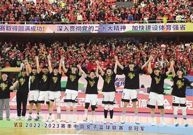 四川女篮队员登上冠军领奖台 新华社记者 王曦 摄