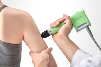 选择直径15mm冲击波探头,治疗前将耦合剂涂抹于患侧腋窝淋巴结及上肢