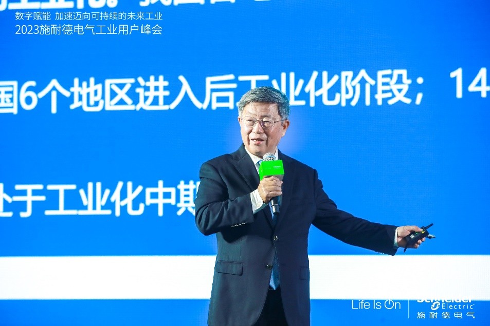 　　中国(海南)改革发展研究院院长迟福林