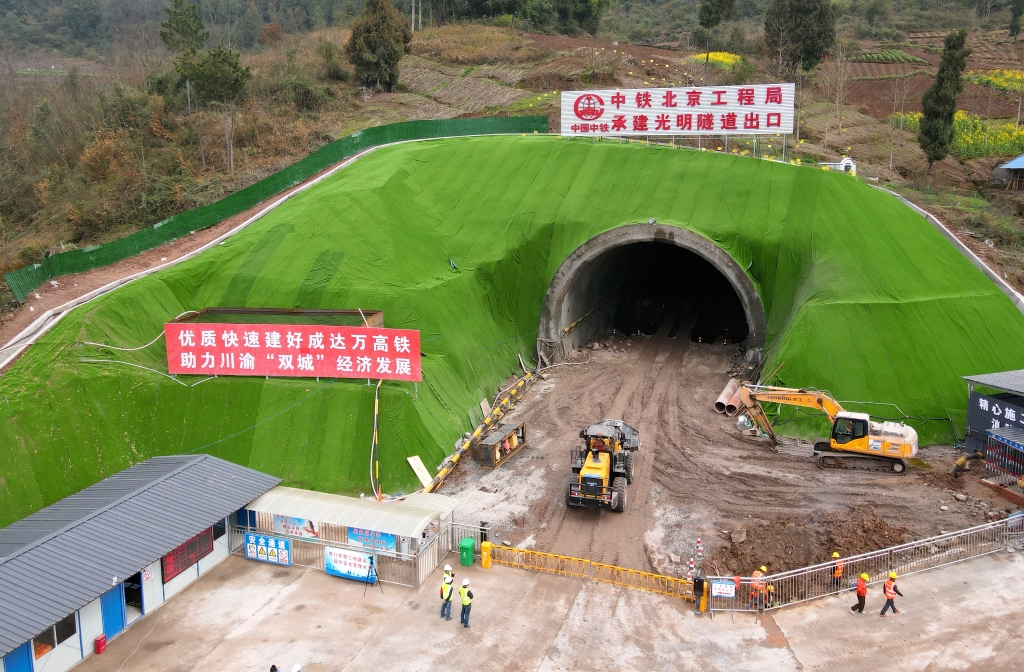 其管内另外两座隧道正在进行洞口边仰坡施工,桥梁工程桩基完成107根