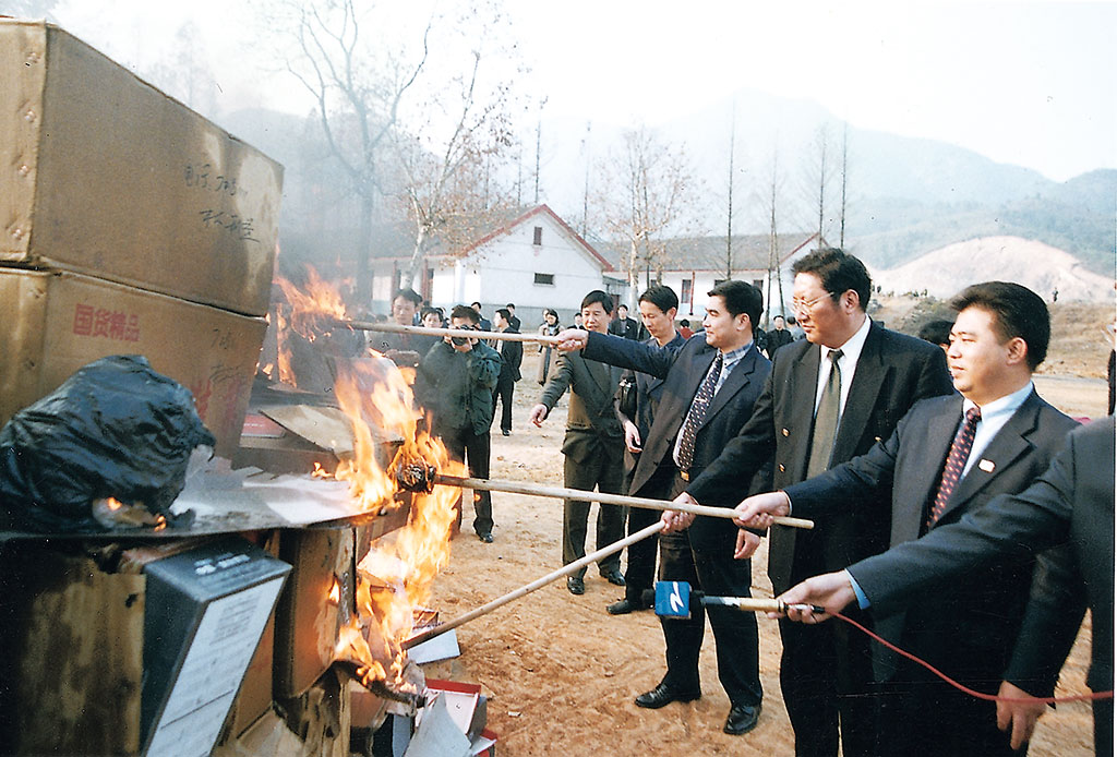 1999年12月15日,奥康集团董事长王振滔在杭州火烧假冒温州鞋,洗雪温州