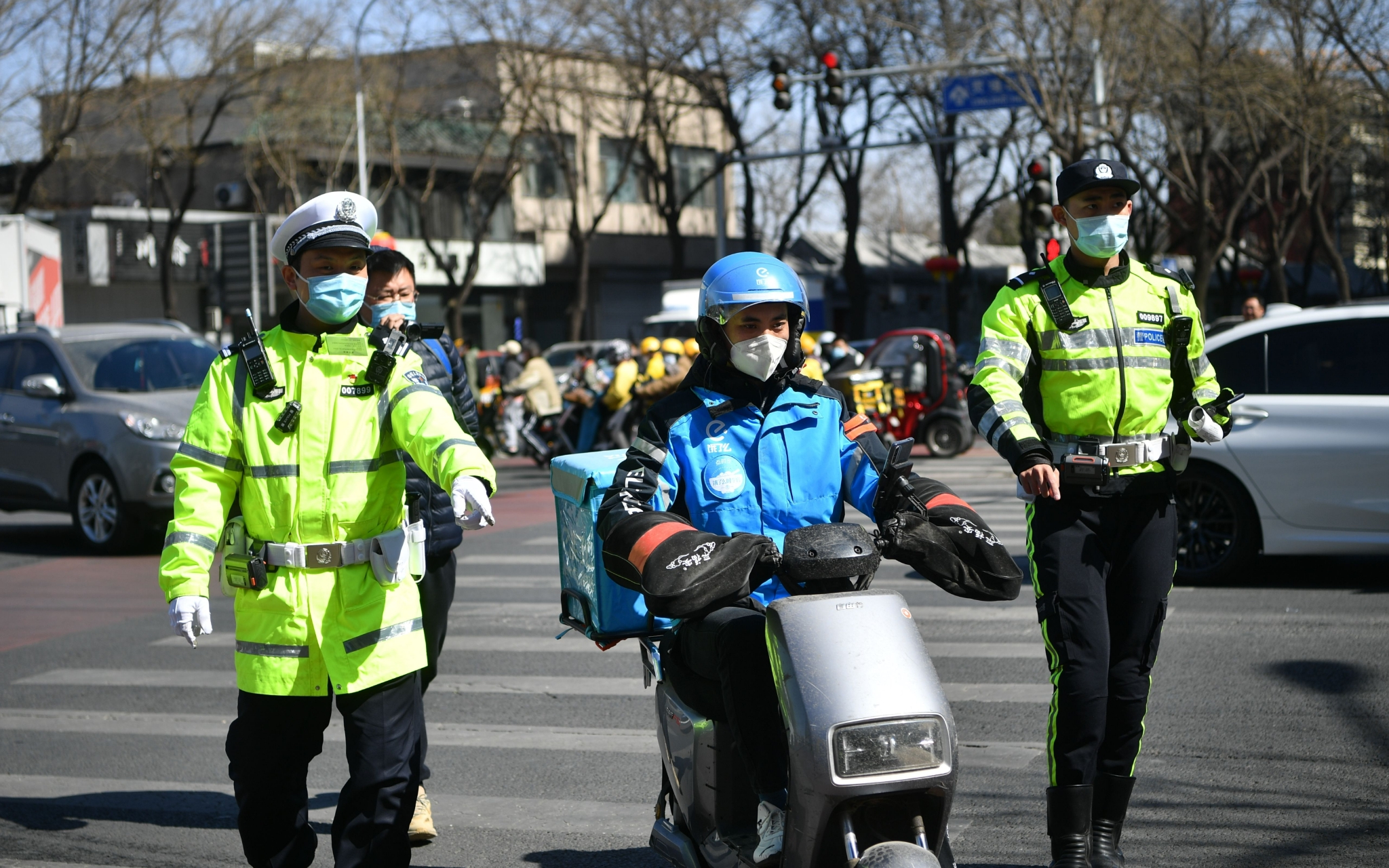 一名逆行的外卖骑手被交警拦下.新京报记者 王贵彬 摄