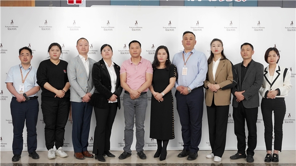 　　(图为袋鼠妈妈高管团队进行品质宣言现场)