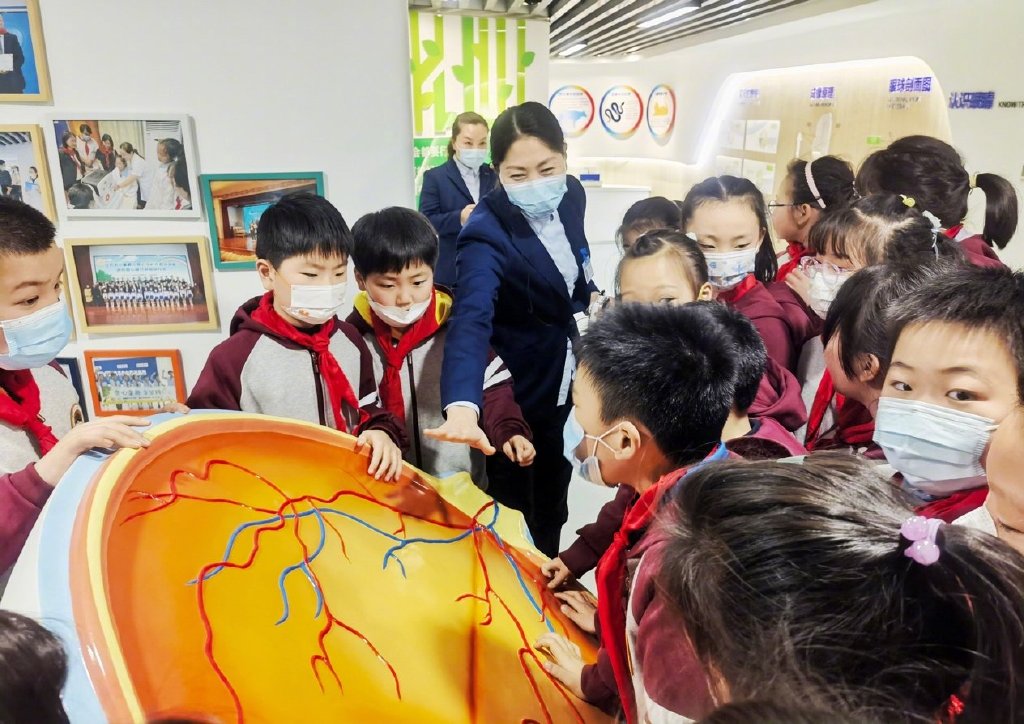 南京市考棚小学学生代表们参观医院内科普馆致公党南京市委老归侨参观