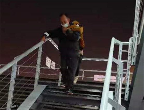 　　图说：阿布都背着阿卜杜来上海看病。德达医院供图