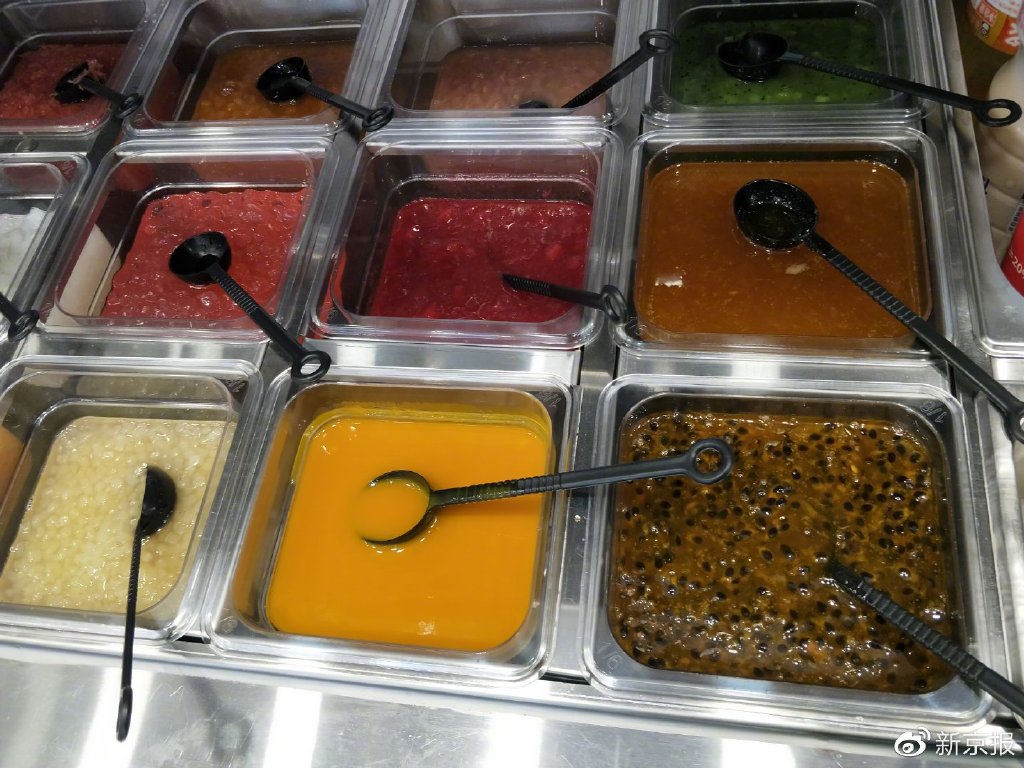 在蜜雪冰城，使用的新鲜水果只有柠檬和橙子，其余均是工厂加工好的各式果酱。新京报调查暗访组 摄