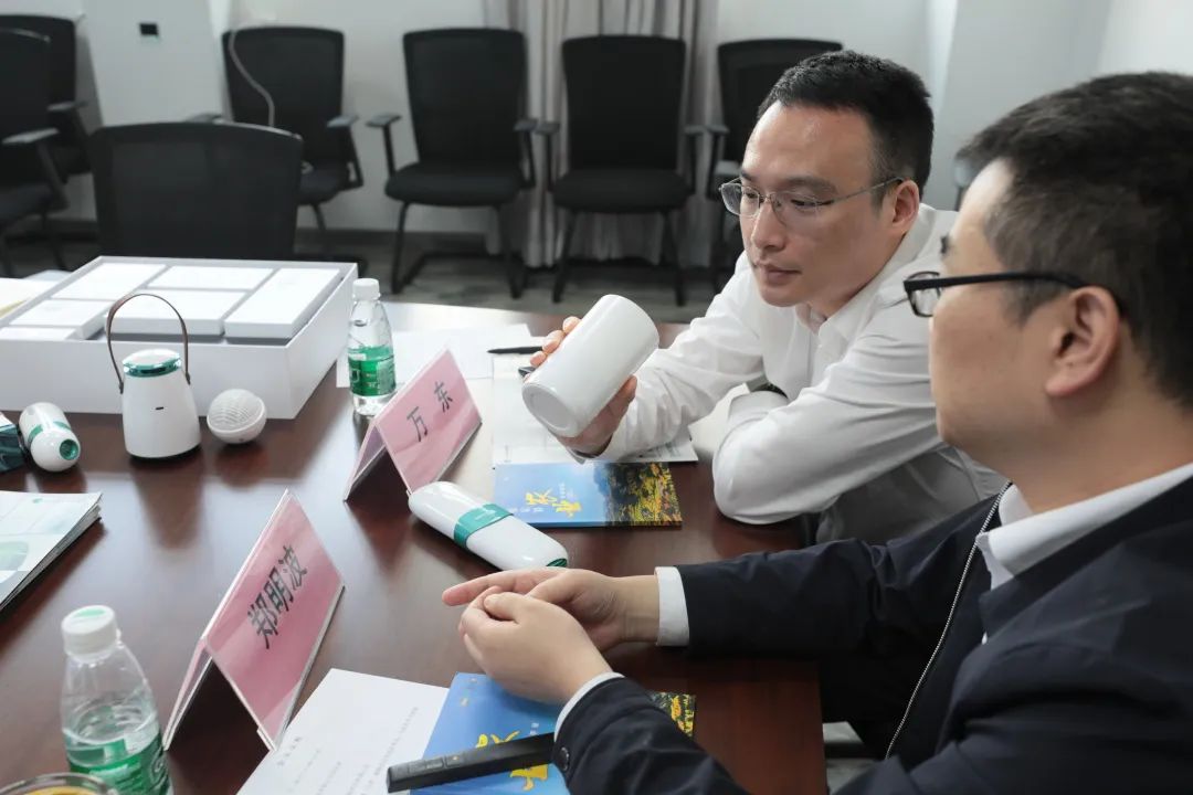 　　△张家界市副市长万东发言