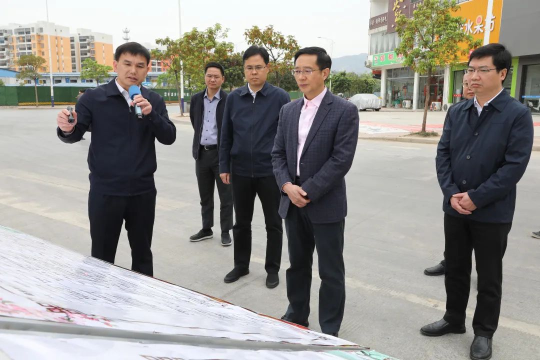 李杰云在平桂区鹅塘镇花鸟城调研3月14日,市委书记李杰云先后到平桂区