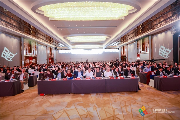 　　参会代表表决会议议题