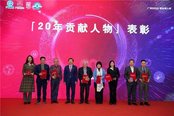 　　图:叮当快药董事长杨文龙被授予“20年贡献人物”殊荣