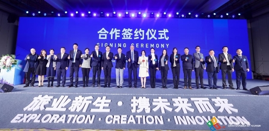 　　全联旅游业商会会长吉小冬(中)、常务会长何超琼(中右)、秘书长武国樑(中左)与签约合作单位负责人合影