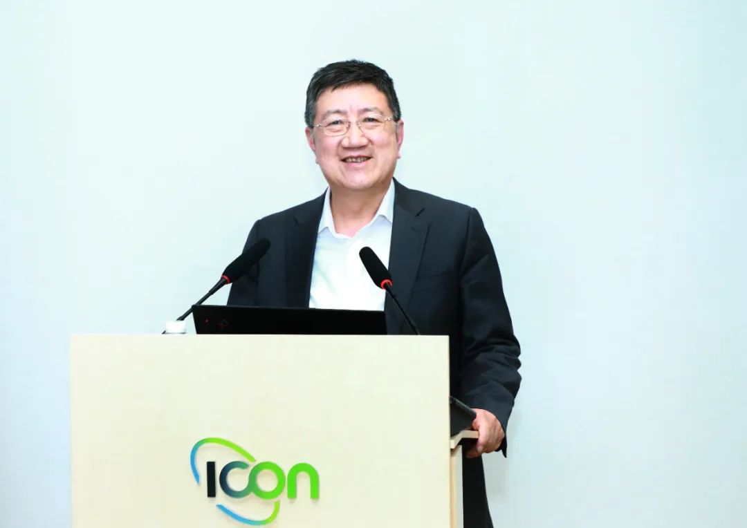 图 | 李政主持大讲堂