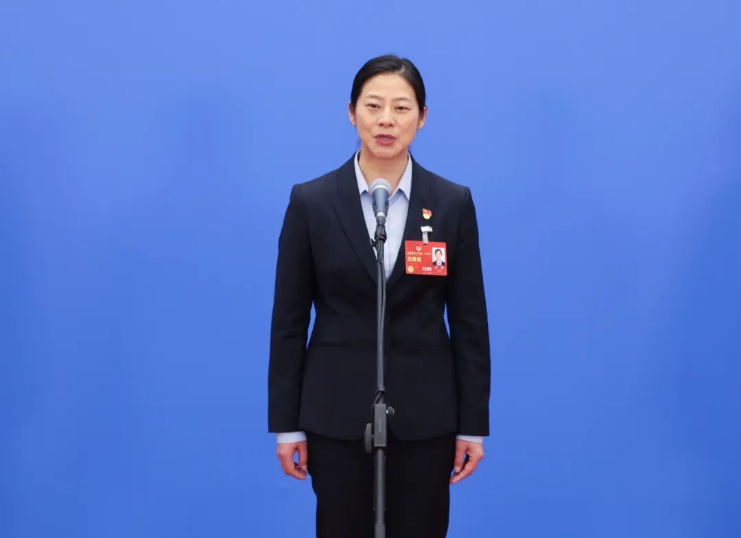 全国政协委员余静接受媒体采访.中环报记者王亚京摄