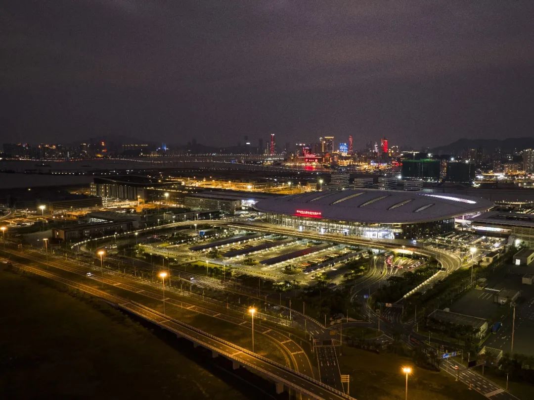 图为夜幕下港珠澳大桥珠海公路口岸.