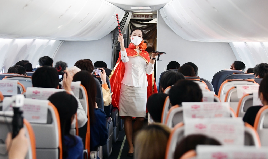 而已图：韩国空乘东谈主员在机舱饰演节目
