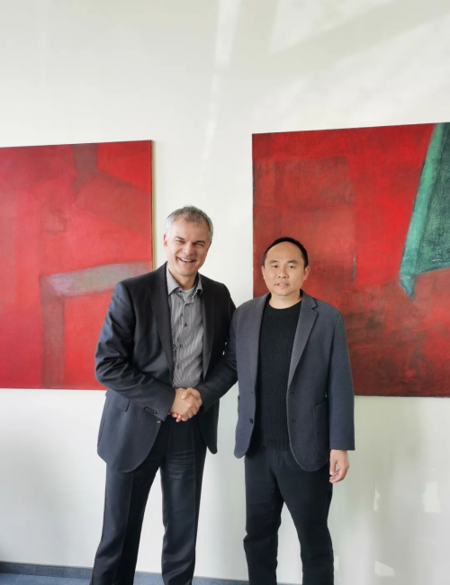 　　芯讯通董事长 杨涛(右)