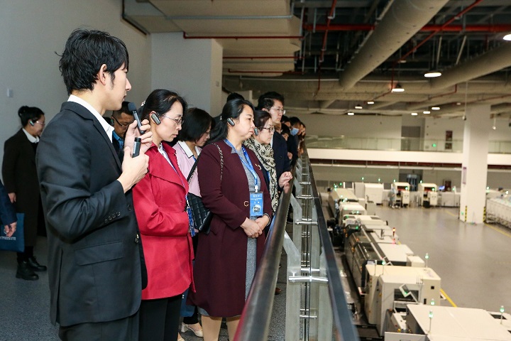 　　(紫光股份智能工厂参观现场)