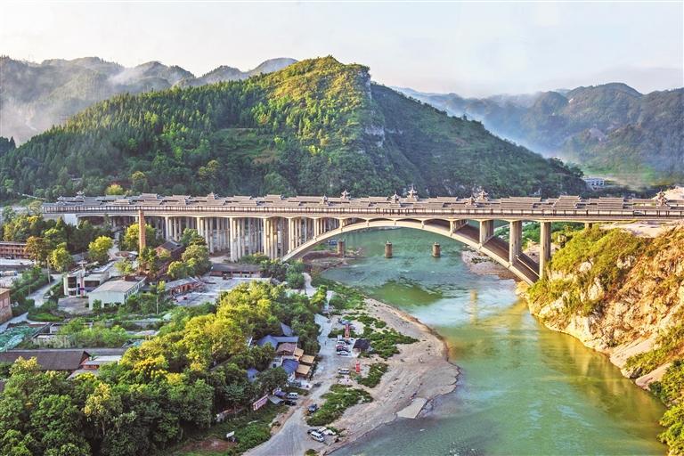 独具特色的凯里清水江风雨桥是凯里市地标性建筑和旅游观光景点.