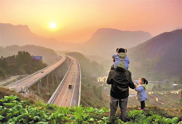 大思高速周家坝桥让附近群众对美好生活充满了憧憬. 王文 摄
