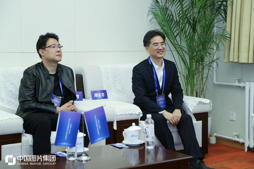 　　(图为千机科技集团副董事长杨哲(左)和德清县委常委、宣传部部长周志方)