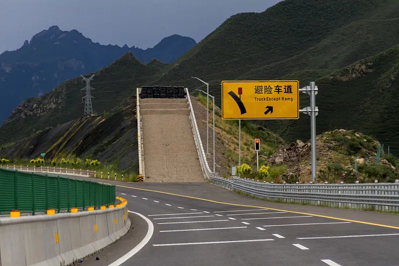 立即长鸣喇叭向前车发出警告,找准时机将车辆驶入紧急避险车道,或果断