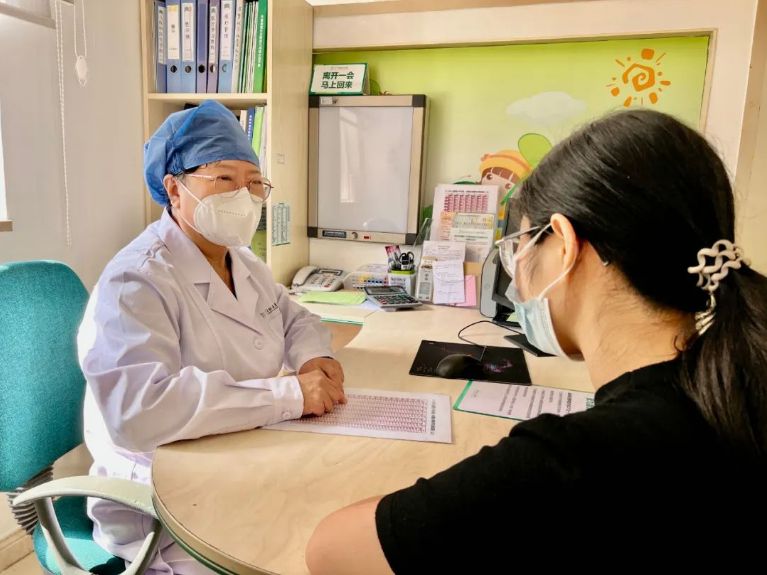 　　(儿童保健科学科带头人李慧娟主任看诊)