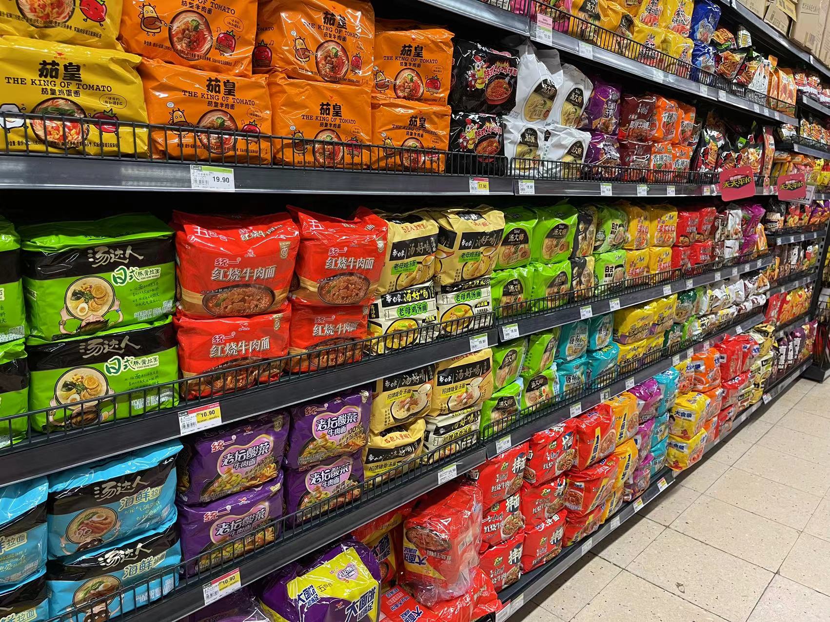 方便面货架/图源:时代周报社记者摄