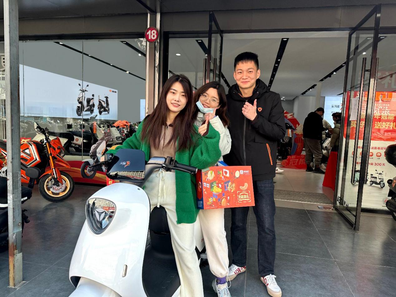 　　(雅迪终端门店持续热卖，用户好评如潮)