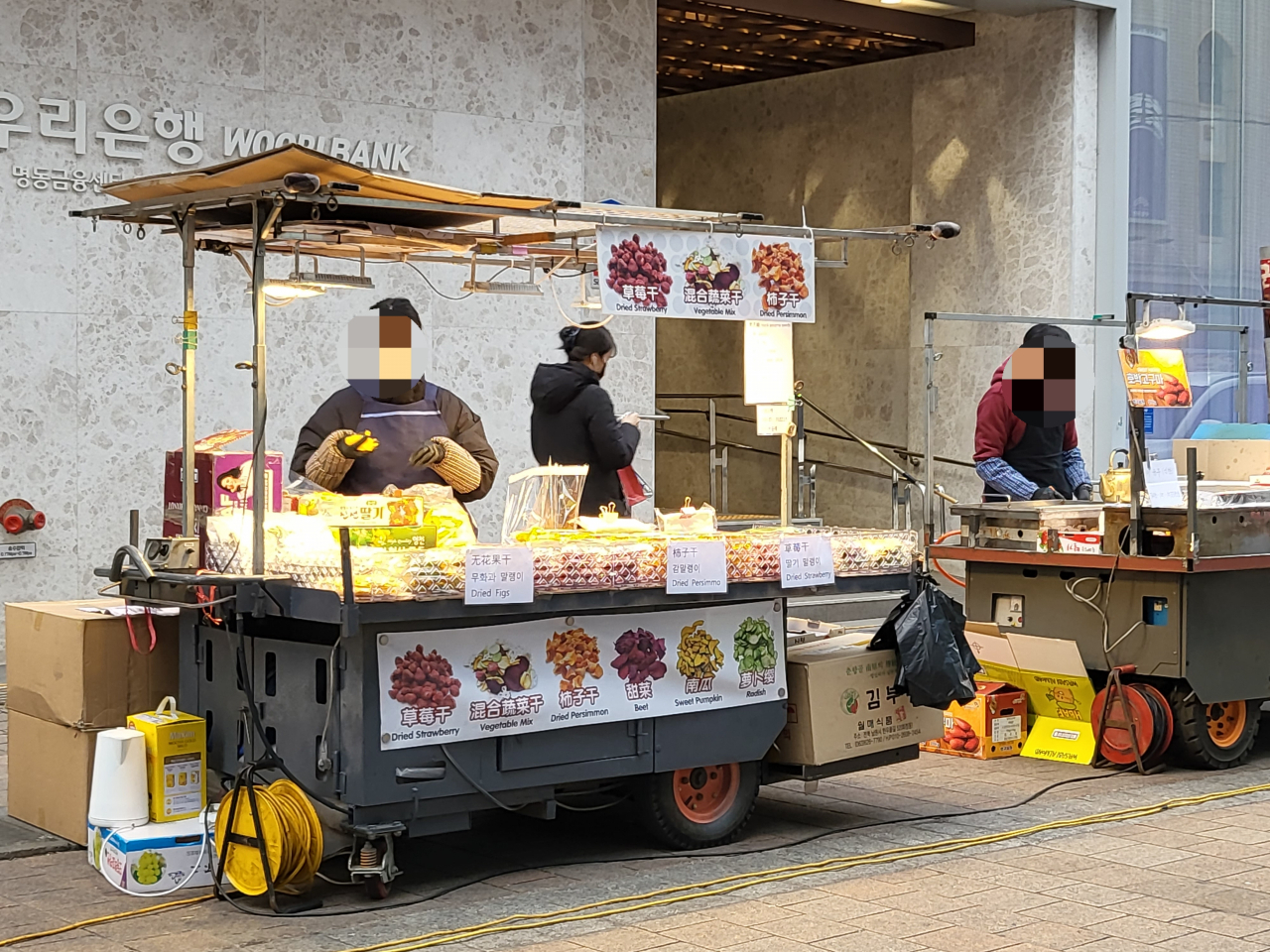 2月13日，首尔明洞商家打出中英韩牌号，接管主顾。（《前驱经济》）