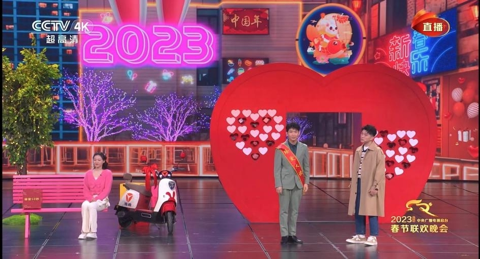 　　雅迪冠能旗舰Q7新春版登上央视春晚舞台