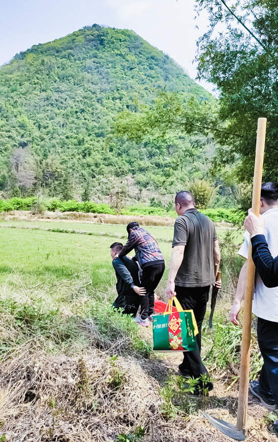 　　潘展鹏休假探亲在家也是一个爱心满满的小伙子(潘展鹏妈妈供图)。