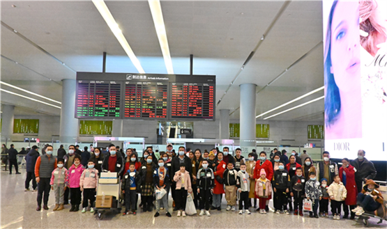 　　图说：2022年中国红十字基金会“天使之旅”新疆第三批患儿与家属。