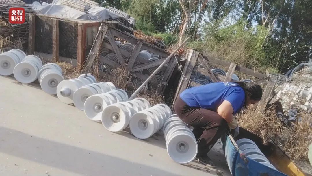 △庆荣员工清洗绝缘子