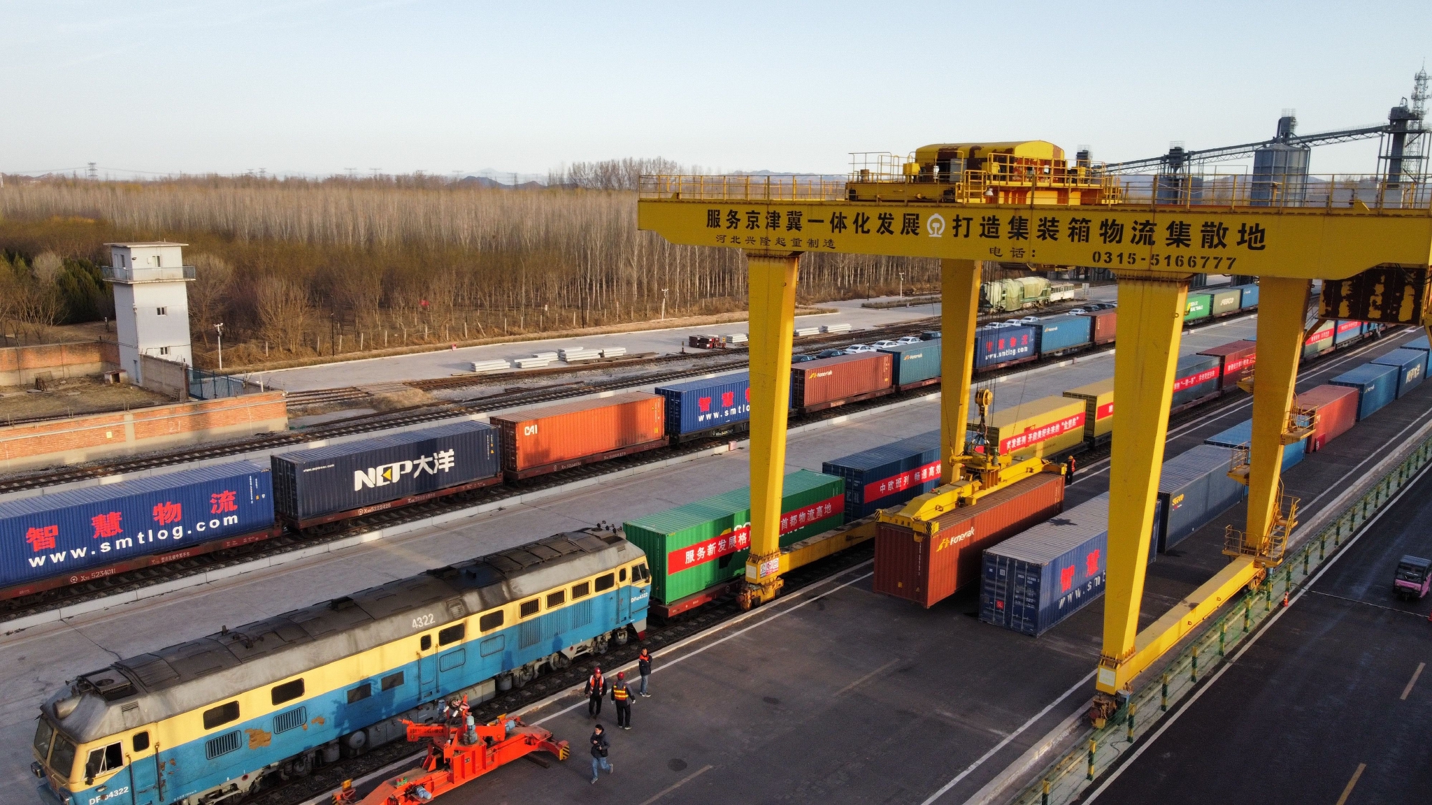 平谷马坊站,正在装卸集装箱.鲁静 摄