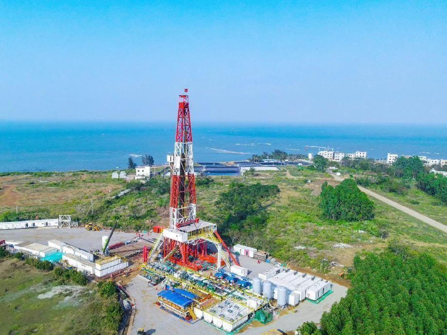 　　南方勘探福山油田钻井现场 文诗璟摄