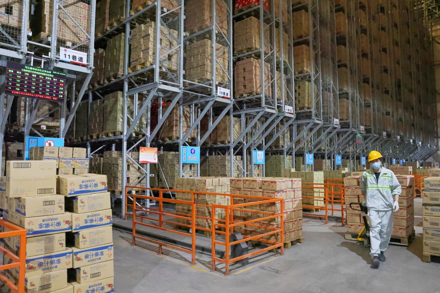 图为河北喜之郎食品有限公司全自动立体仓库.