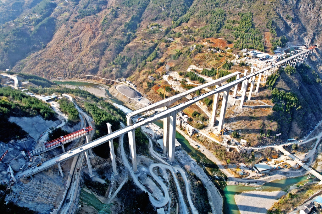 巫镇高速西溪河特大桥右线t梁架设完成.受访者供图