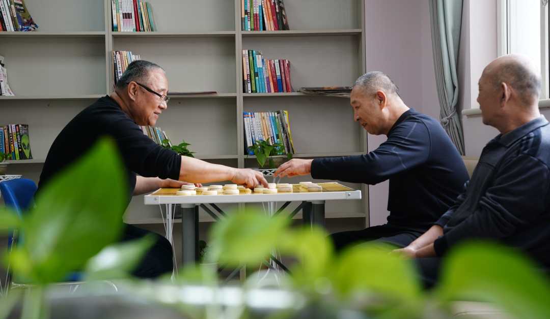 3月16日,老人们在白沟新城一家康养中心下象棋.
